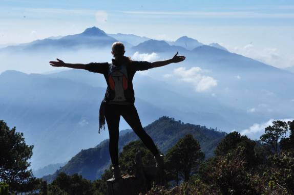 Admirando a paisagem montanhosa na subida ao cume do Tajumulco, na Guatemala